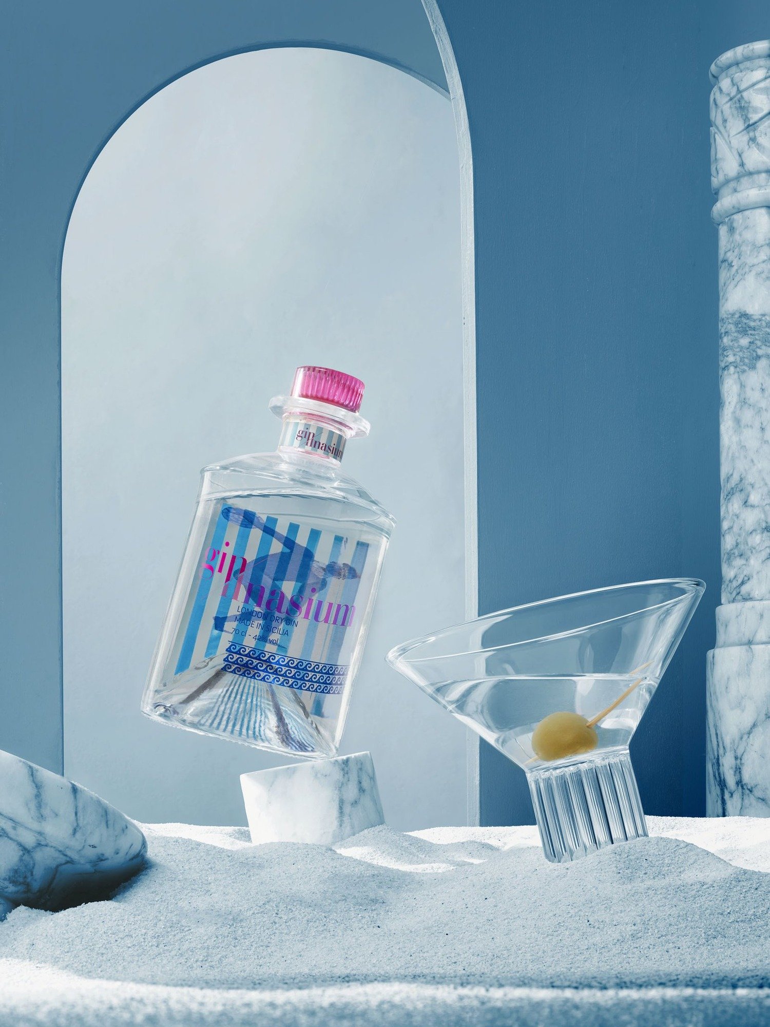 Bottiglia di gin su un set costruito con marmo e sabbia