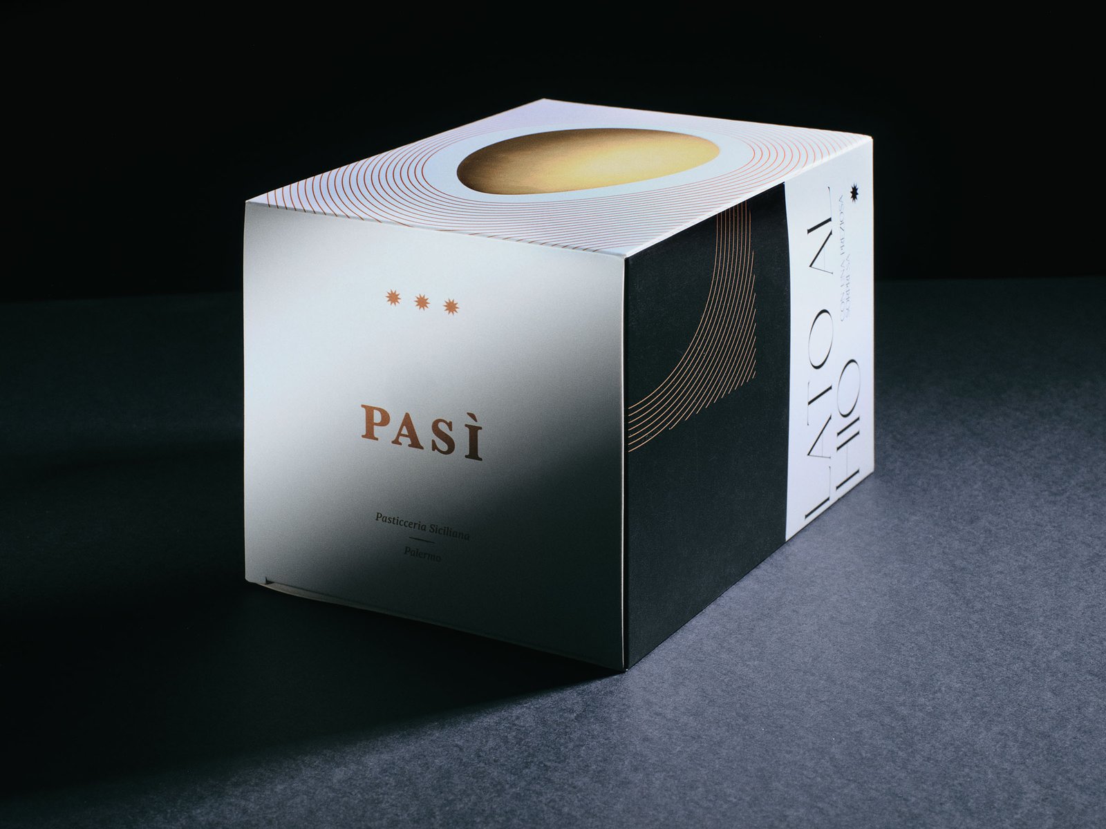 Pasì Cioccolato al pistacchio box, white with a black band, at three-quarters on the black set
