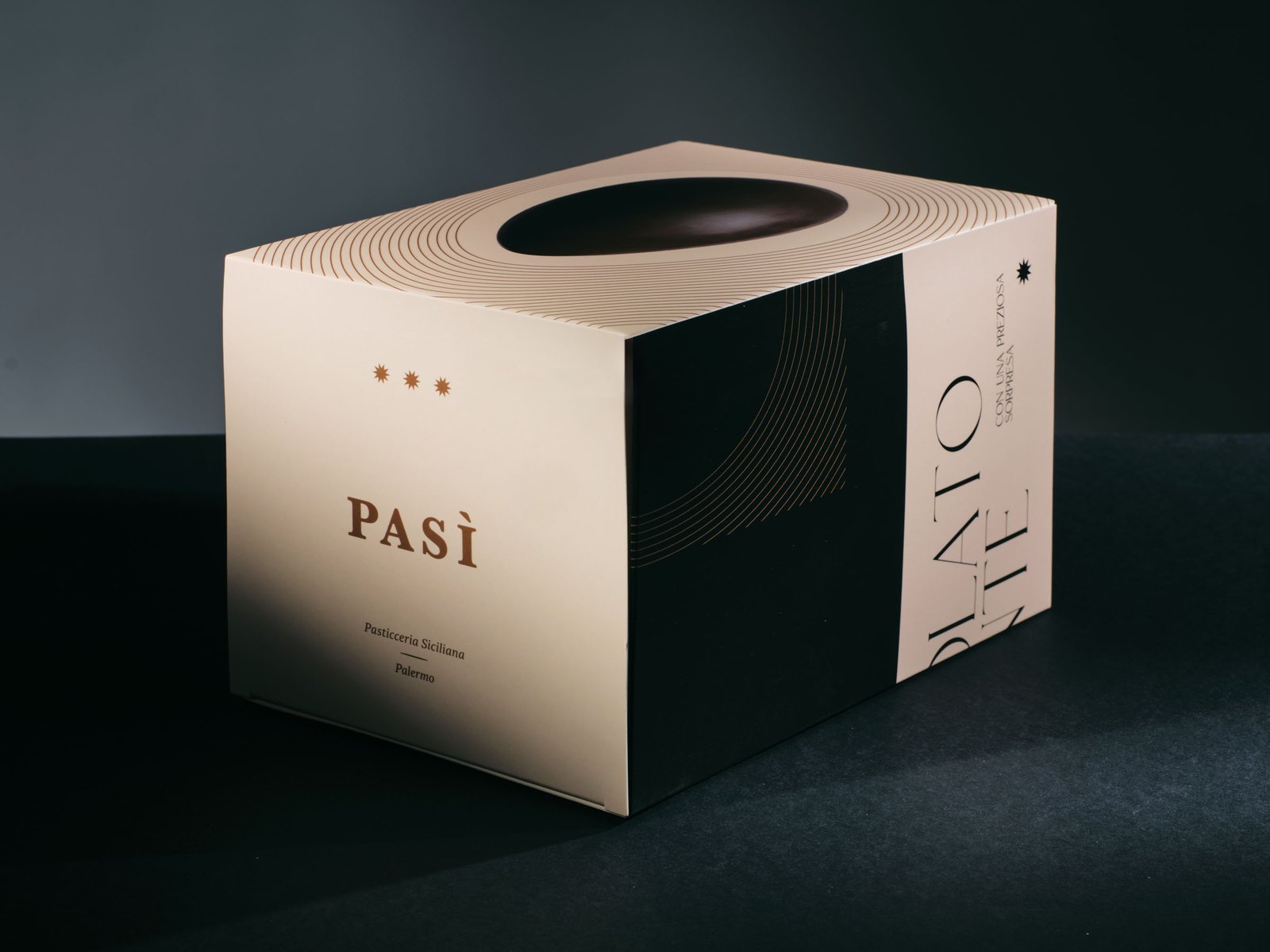 Pasì Cioccolato fondente box, ivory with a black band, at three-quarters with the egg on the lid