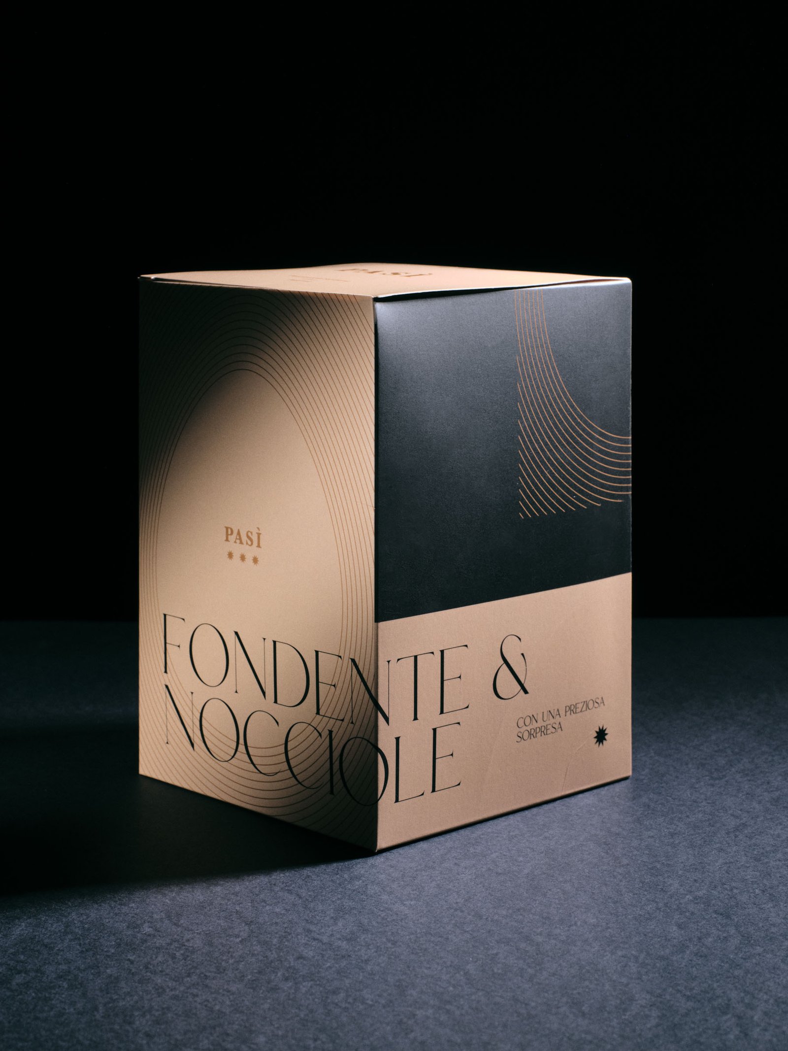 Pasì Fondente & Nocciole box standing on the black set, front and side