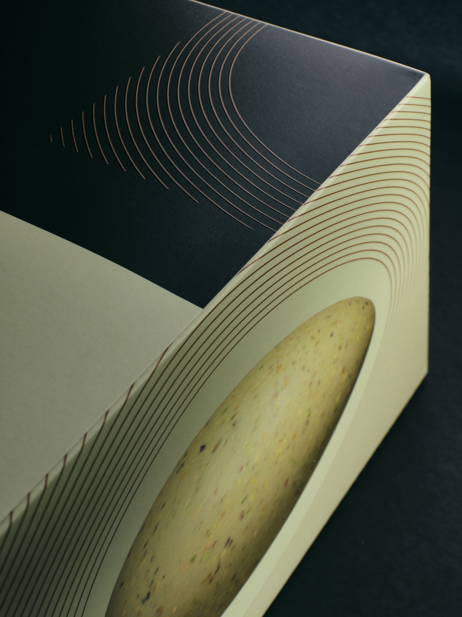 Detail of the Pasì Pistacchio & Granella box: the pistachio egg and the copper lines, below the black band
