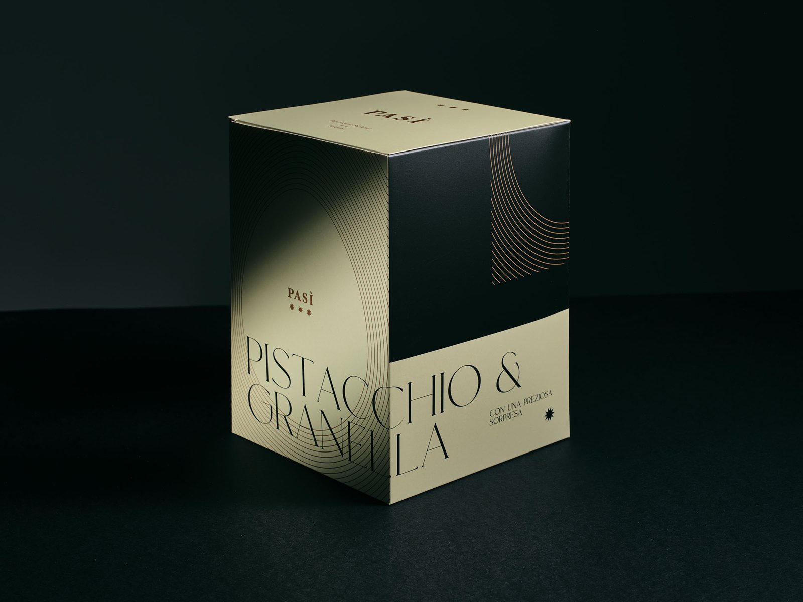 Pasì Pistacchio & Granella box, pale green with a black band, standing on the black set