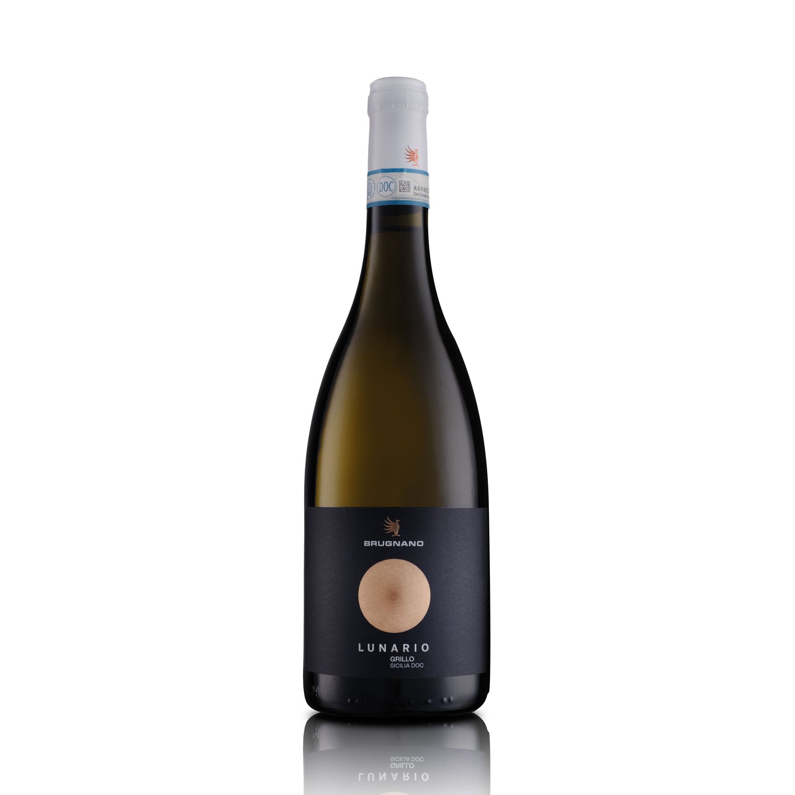Packshot of Lunario Grillo Sicilia DOC on white, with its reflection
