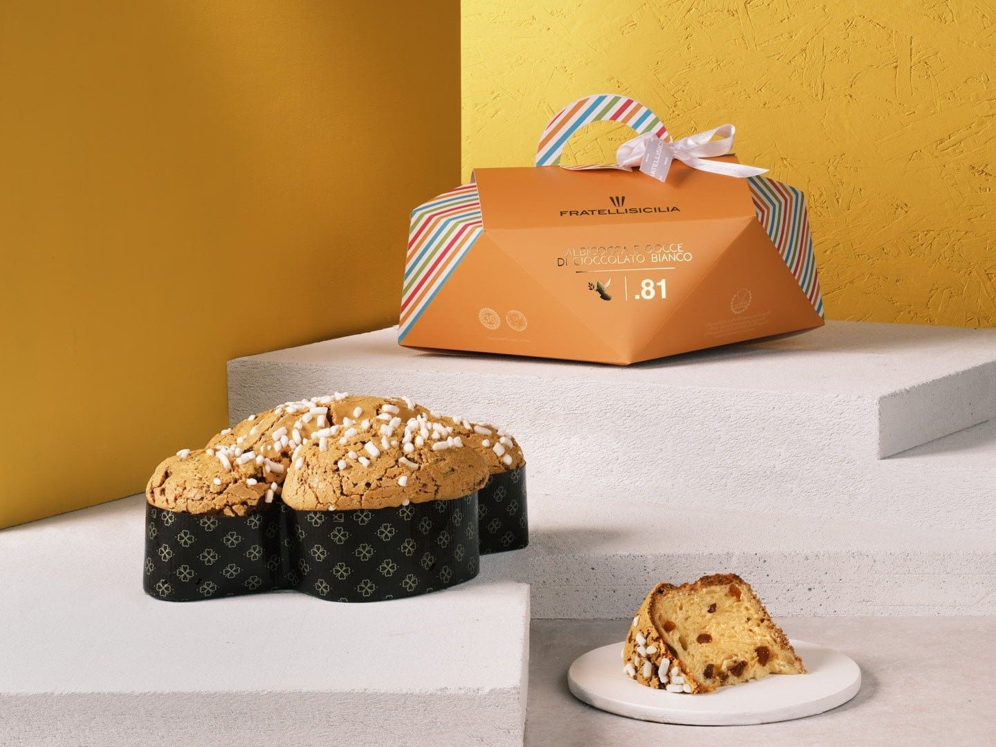 Colomba artigianale e confezione regalo su fondo giallo