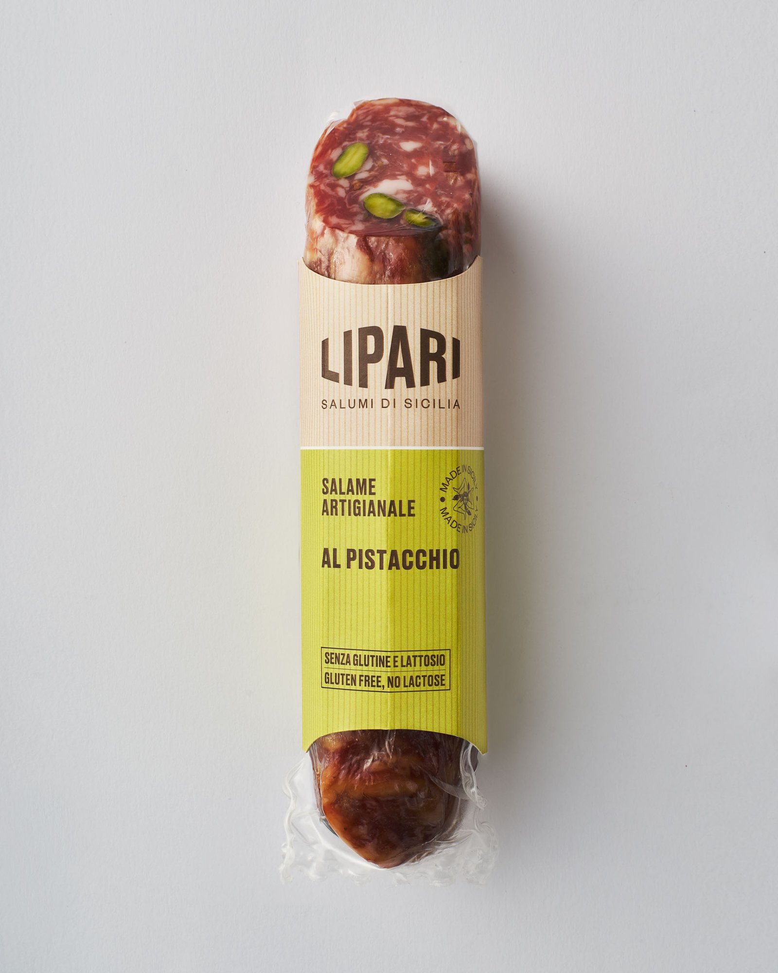Packshot del salame artigianale al pistacchio nella fascetta Lipari