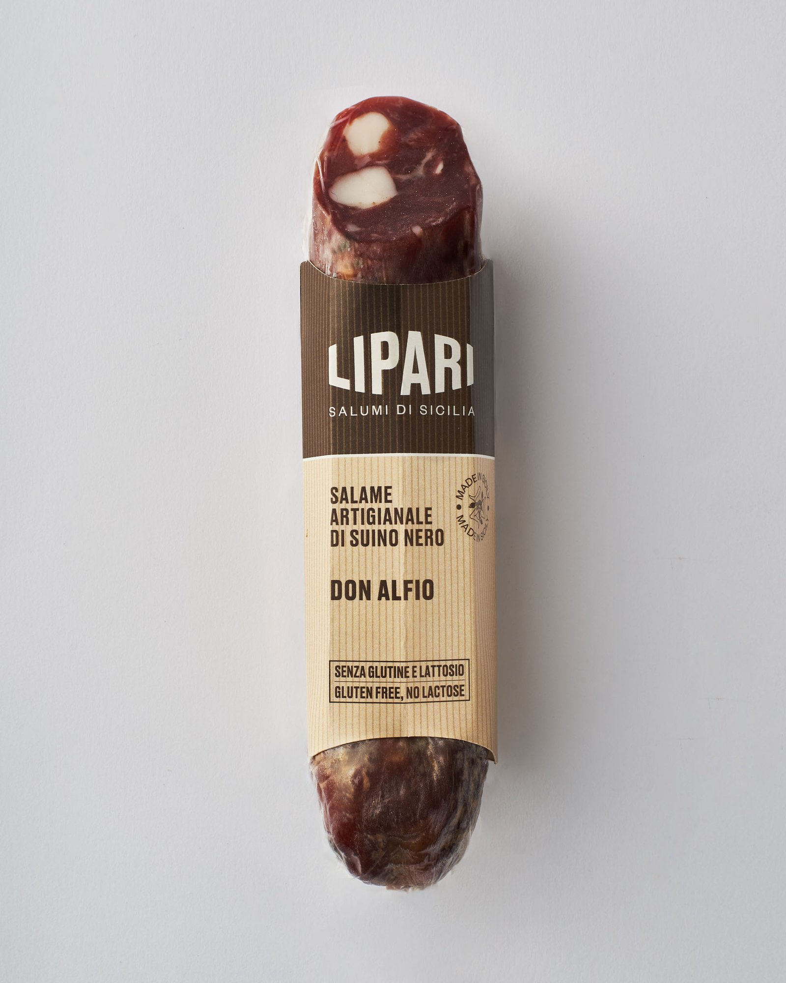 Packshot del salame Don Alfio, di suino nero, nella fascetta Lipari