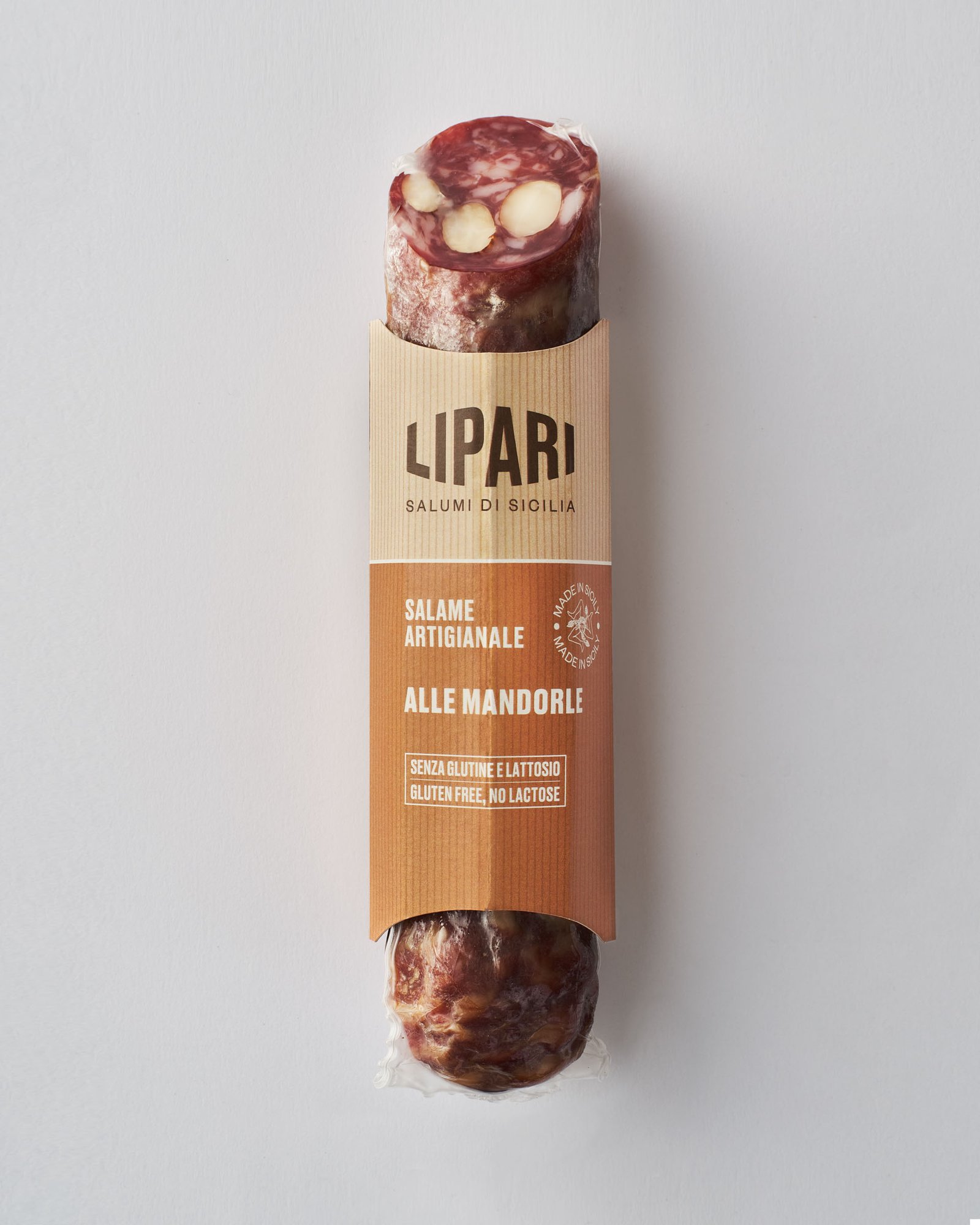 Packshot del salame artigianale alle mandorle nella fascetta Lipari