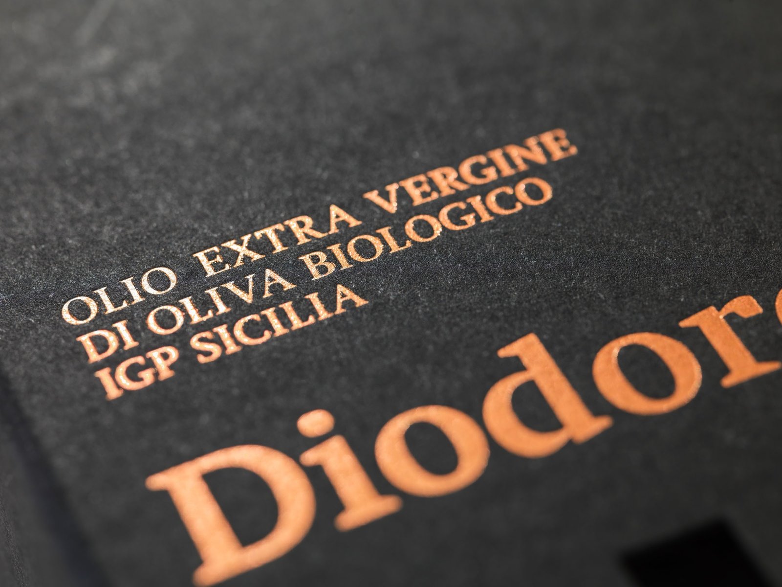 Le lettere color rame sull'astuccio nero di Diodoros: «Olio extra vergine di oliva biologico IGP Sicilia»