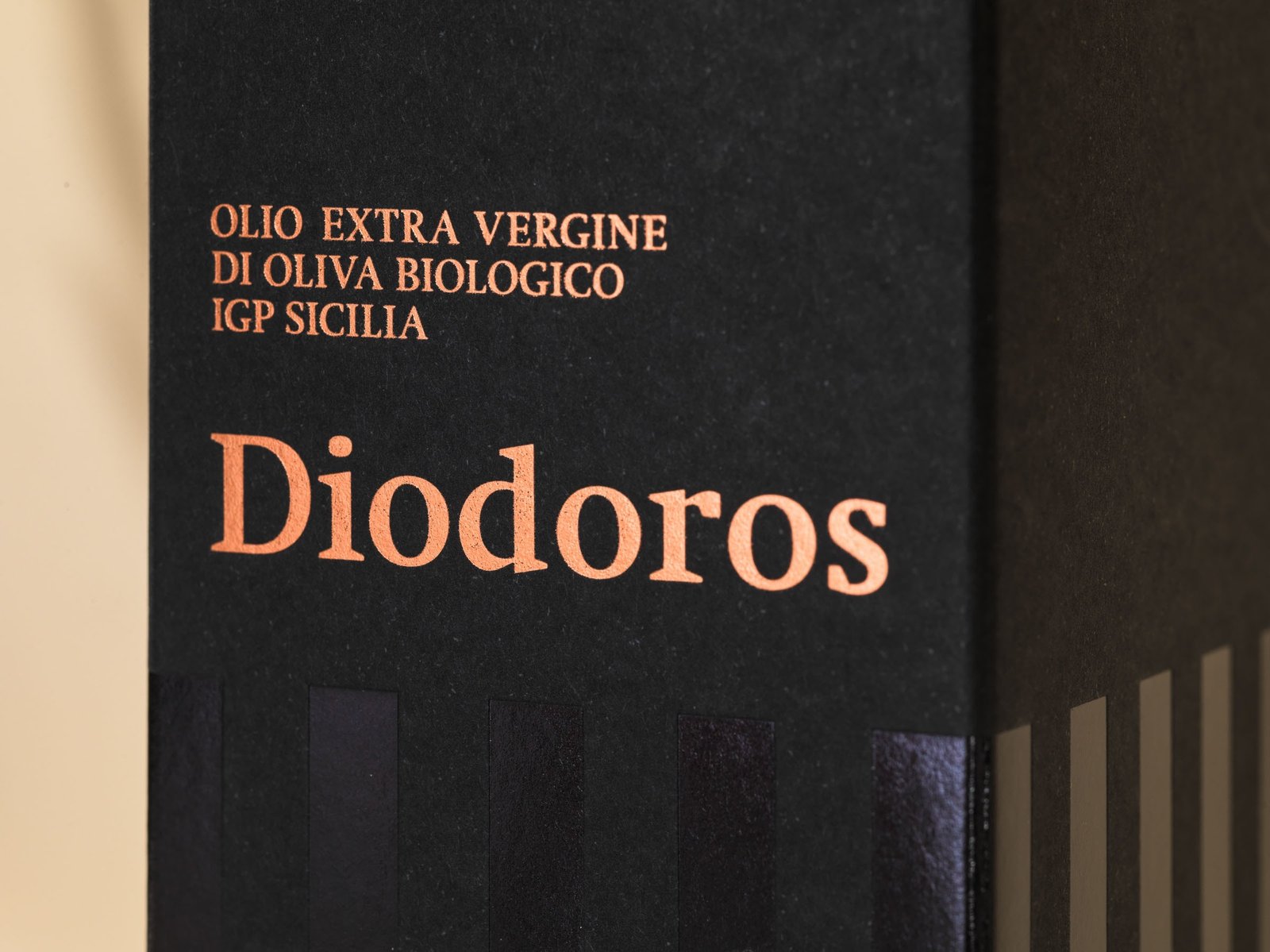 L'astuccio di Diodoros da vicino: il nome color rame e le righe lucide sul nero opaco