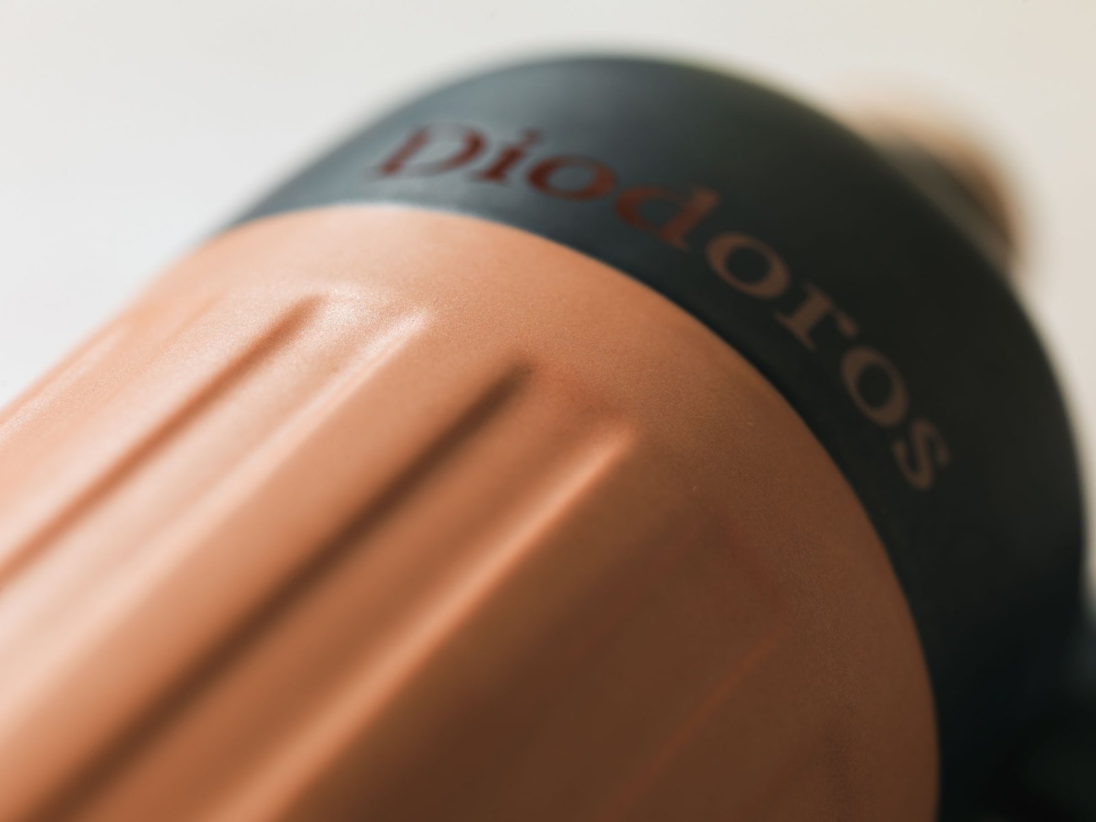 La spalla della bottiglia di Diodoros da vicino: il nome sulla fascia nera e le scanalature della ceramica color terracotta