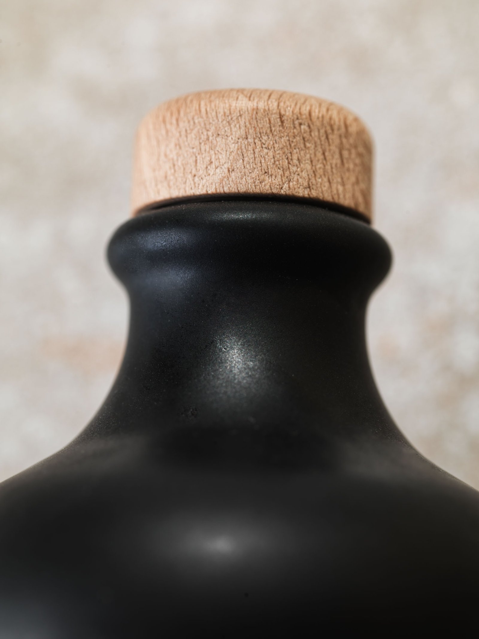 Il tappo di legno sul collo nero opaco della bottiglia di ceramica di Diodoros, da vicino